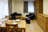 EFI ApartHotel Horní Lipová - obývací pokoj s jídelním stolem